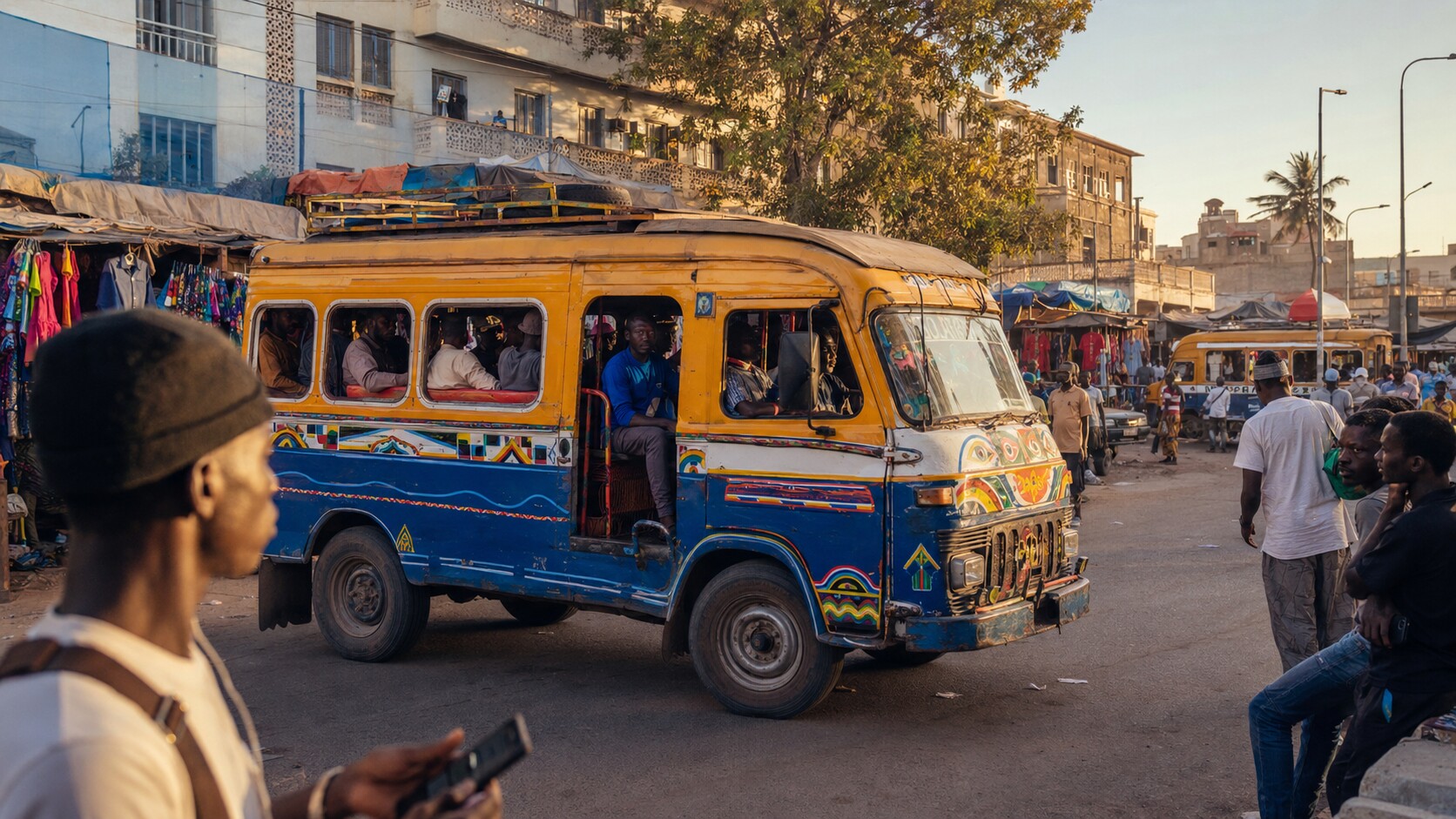 Car Rapide jaune et bleu en mouvement dans une rue de Dakar