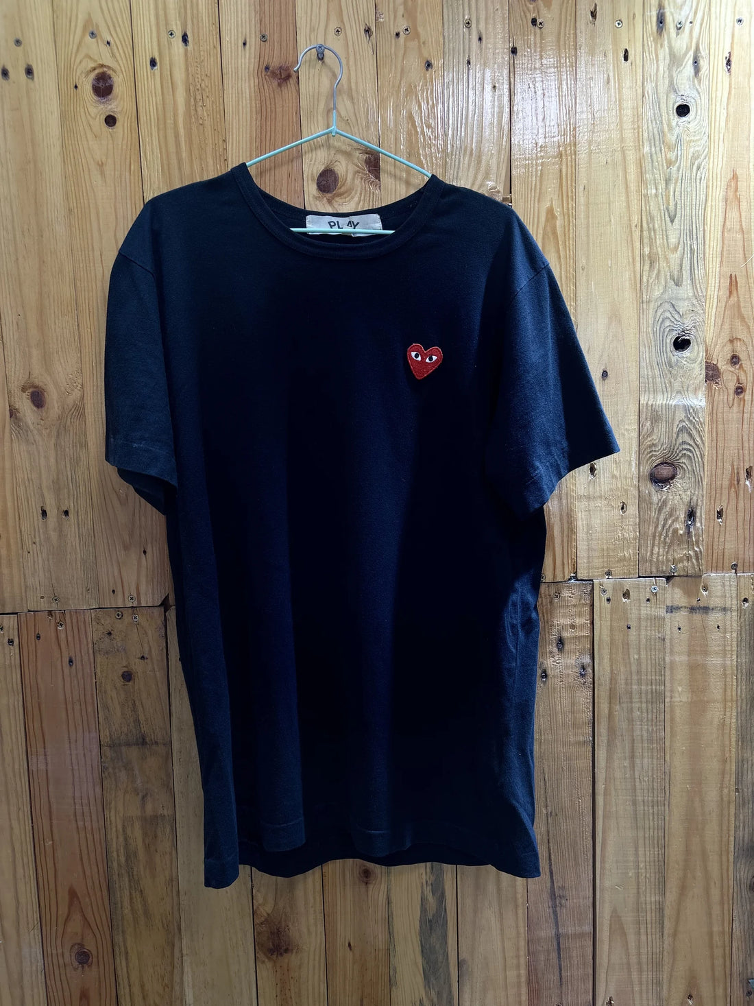 T-shirt noir cœur rouge