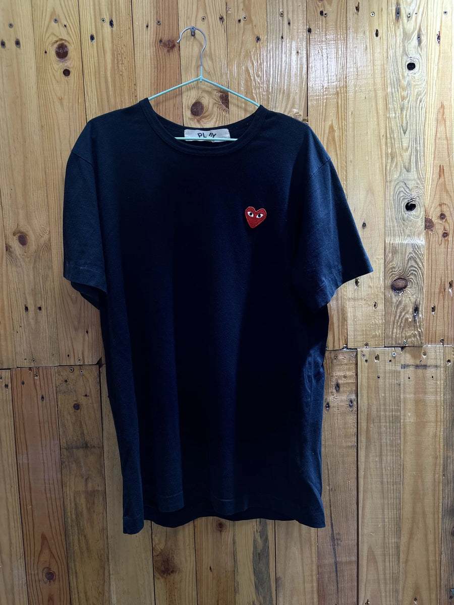 T-shirt noir cœur rouge