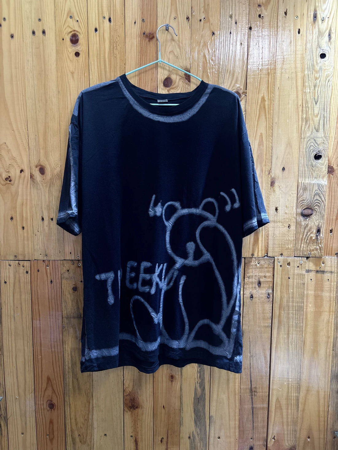 T-shirt noir illustration linéaire