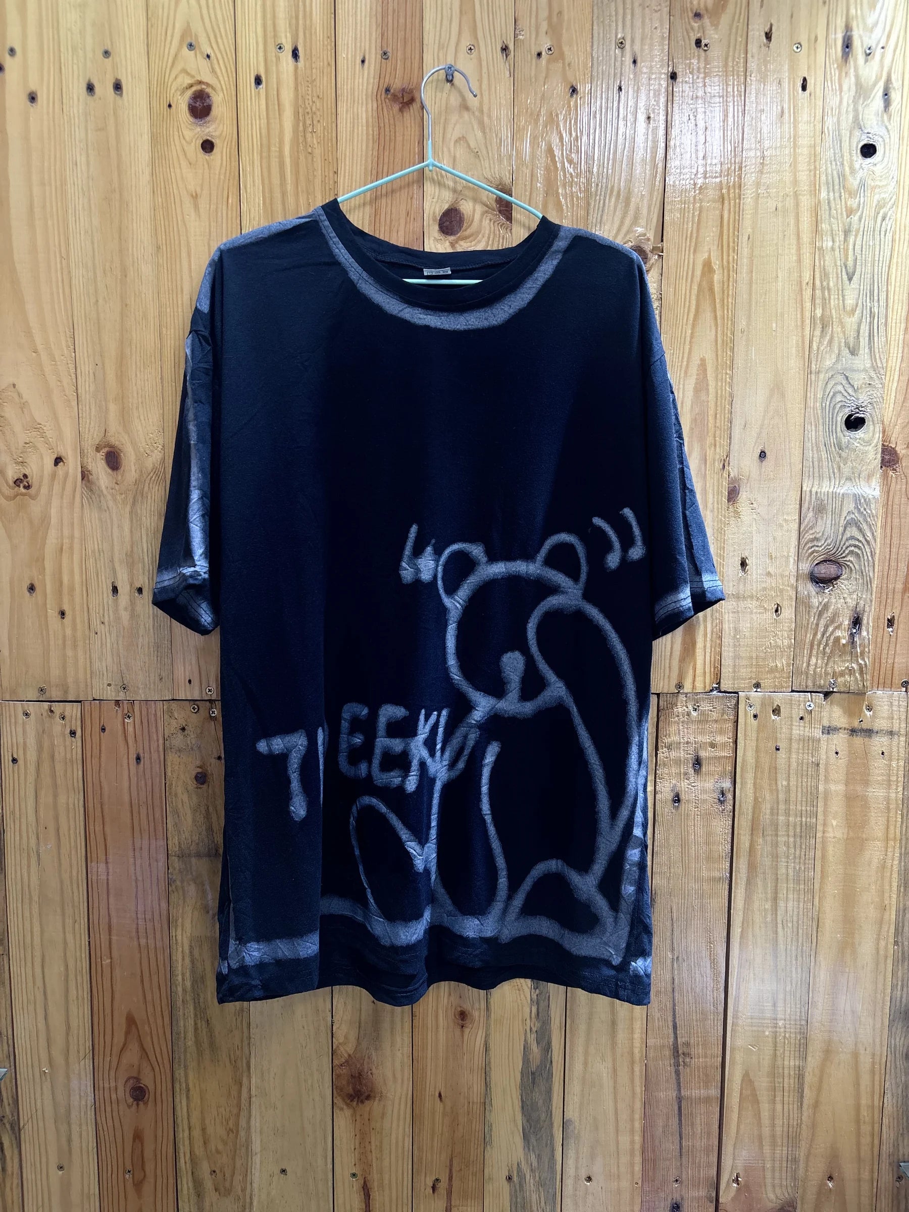 T-shirt noir illustration linéaire