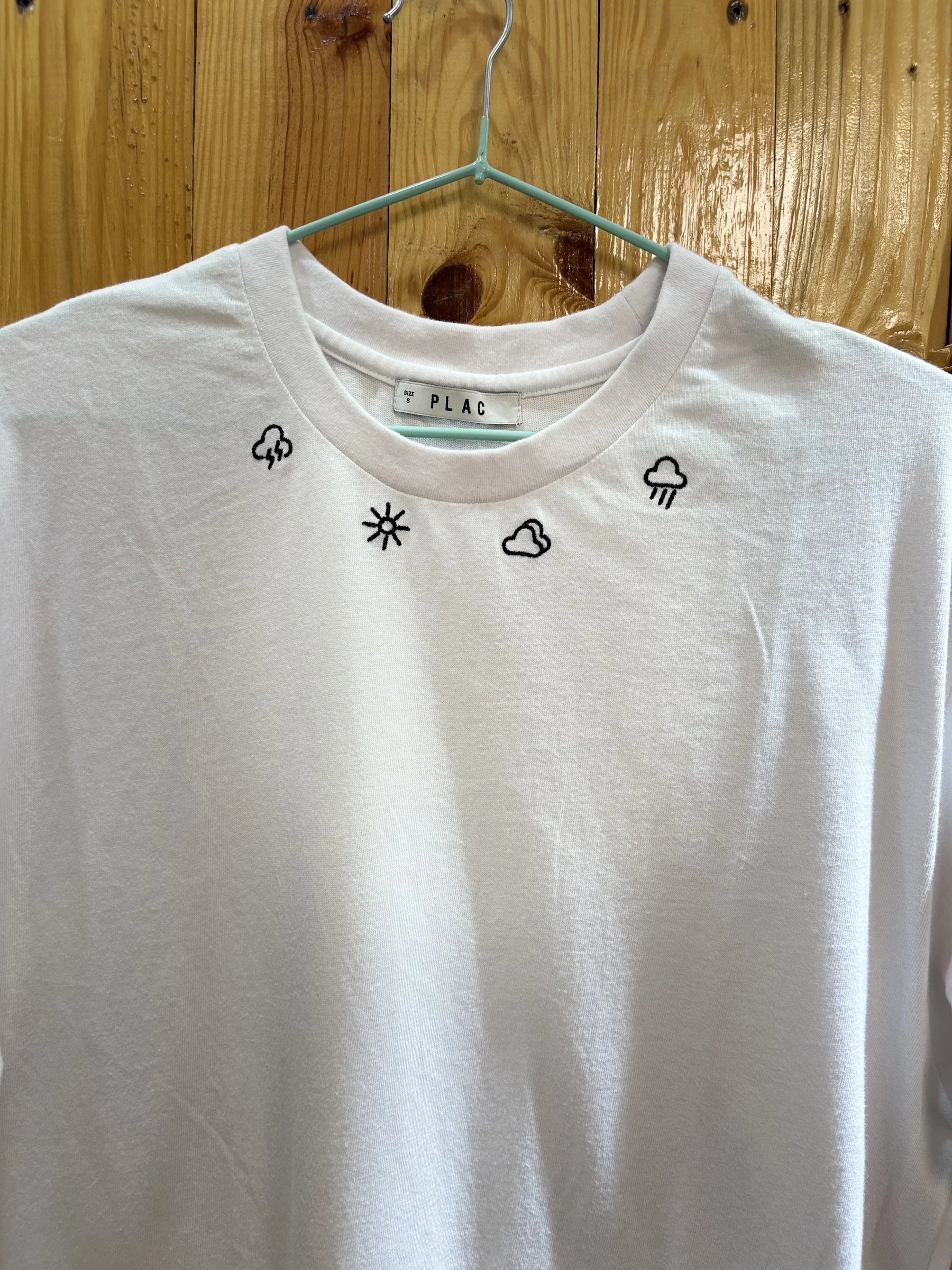 T-shirt blanc symboles col