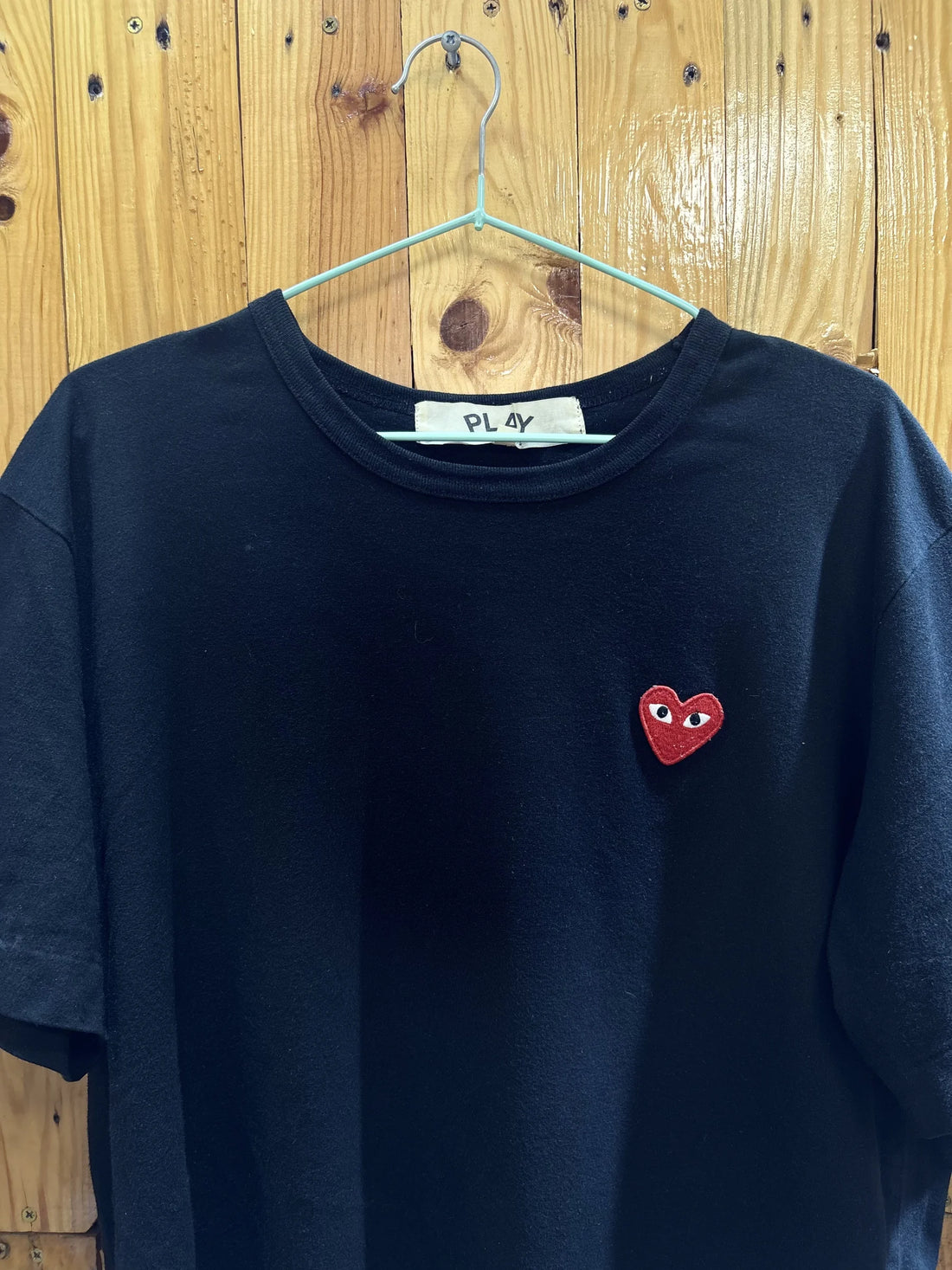 T-shirt noir cœur rouge