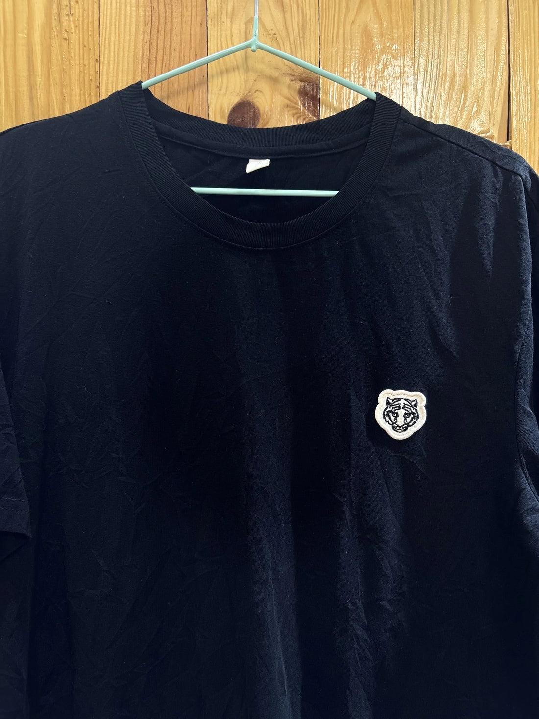 T-shirt noir écusson minimal