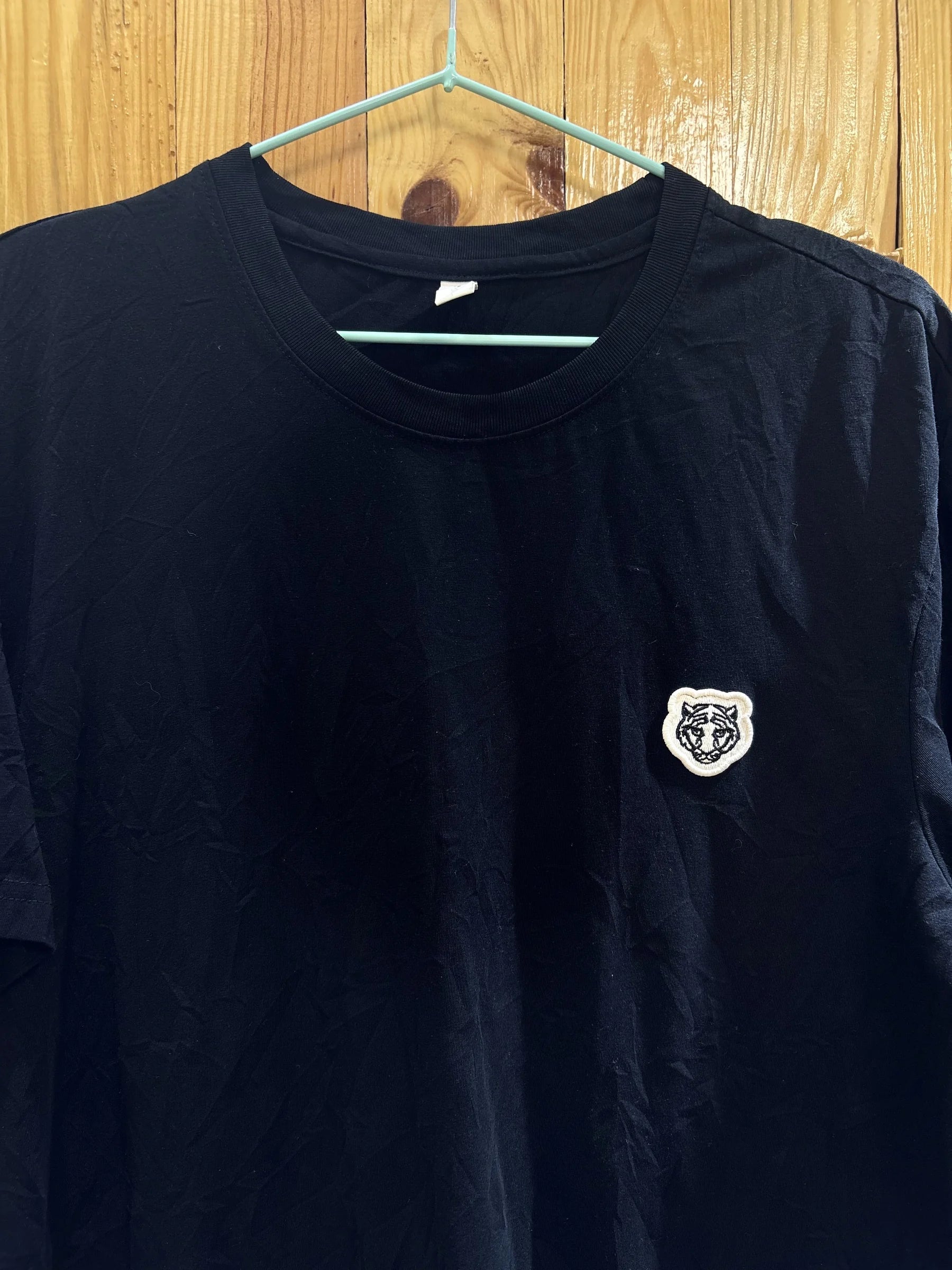 T-shirt noir écusson minimal