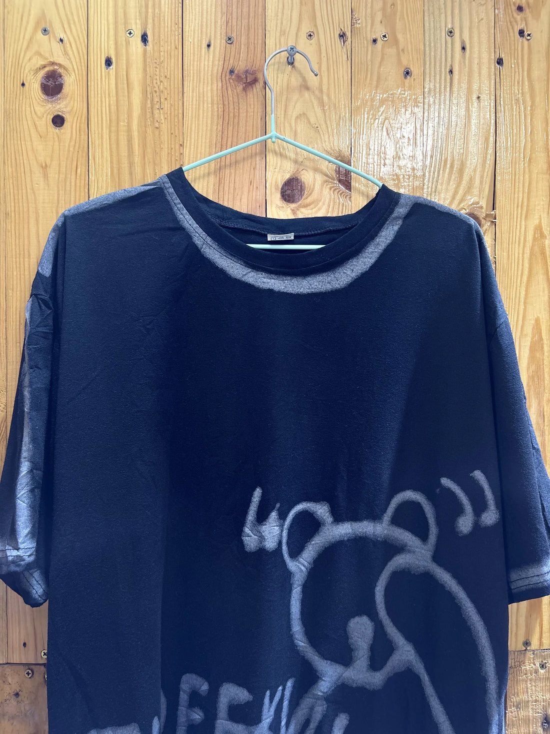 T-shirt noir illustration linéaire
