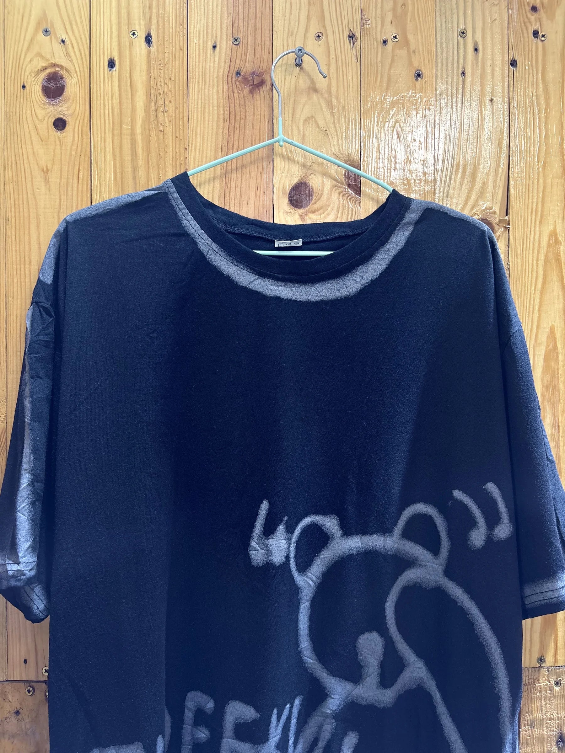 T-shirt noir illustration linéaire