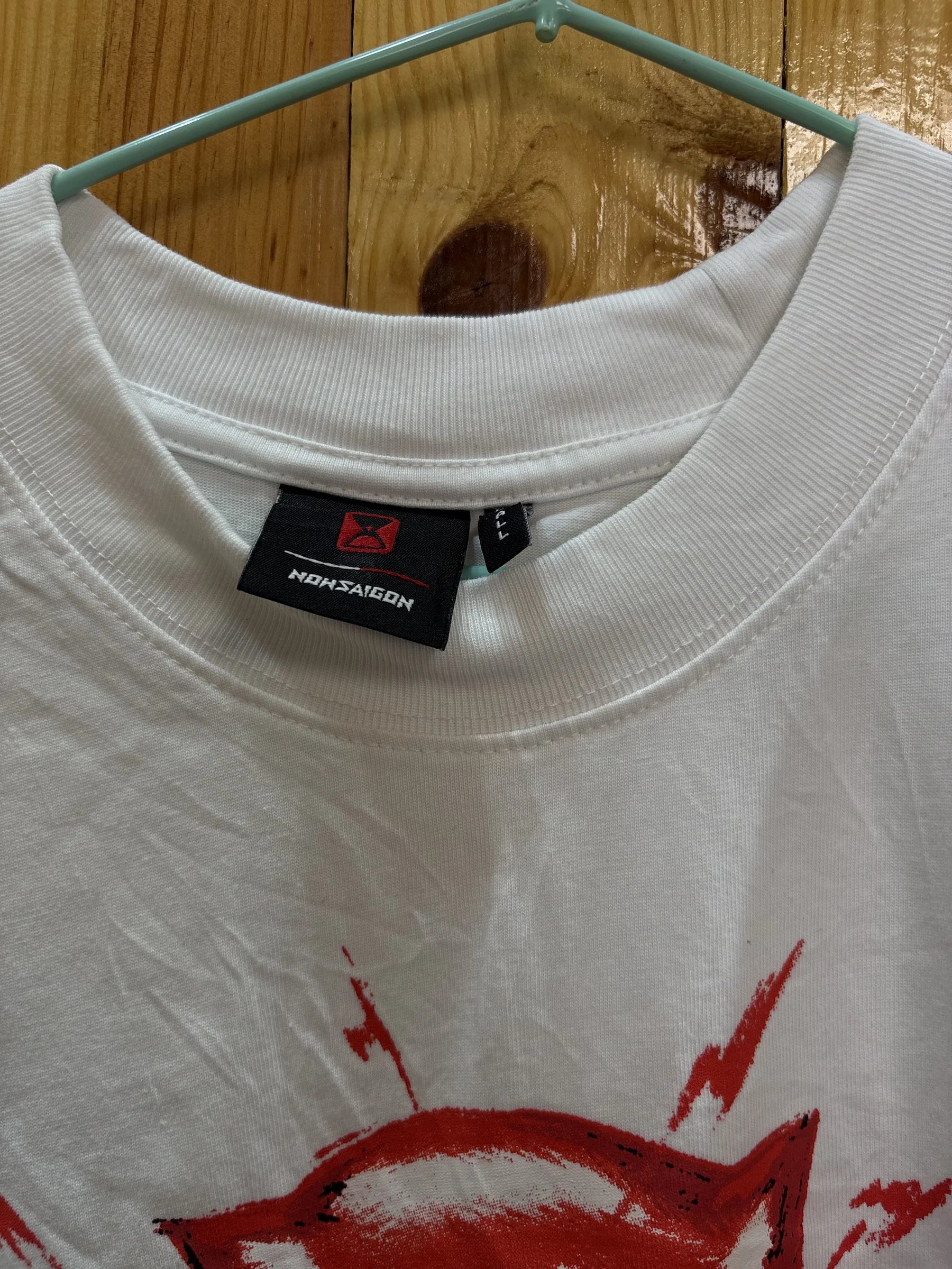T-shirt blanc personnage rouge