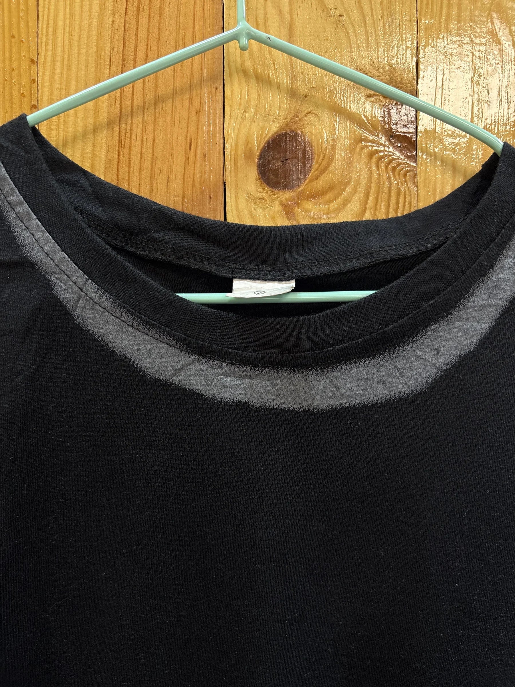 T-shirt noir illustration linéaire