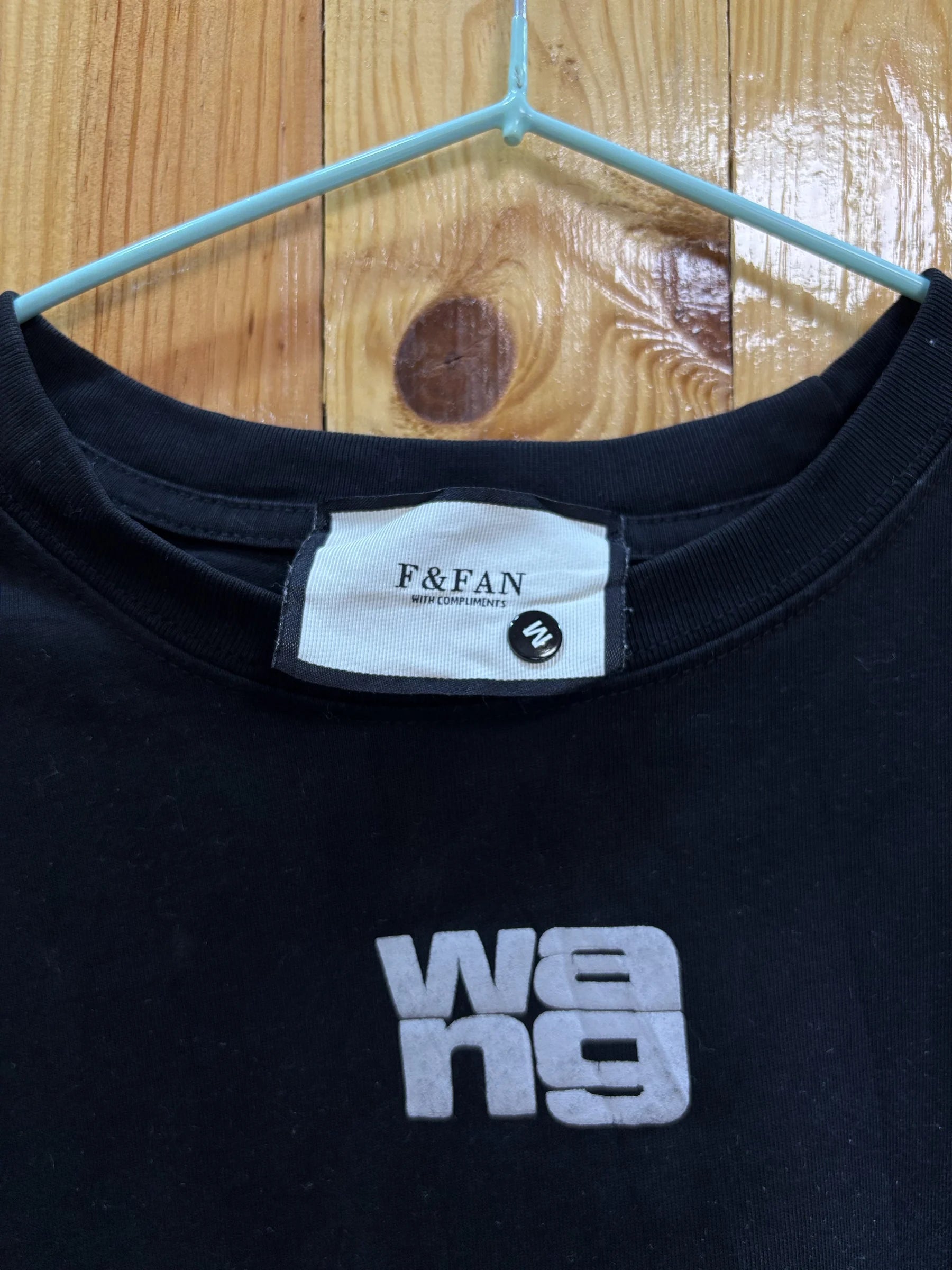 T-shirt noir typographie blanche