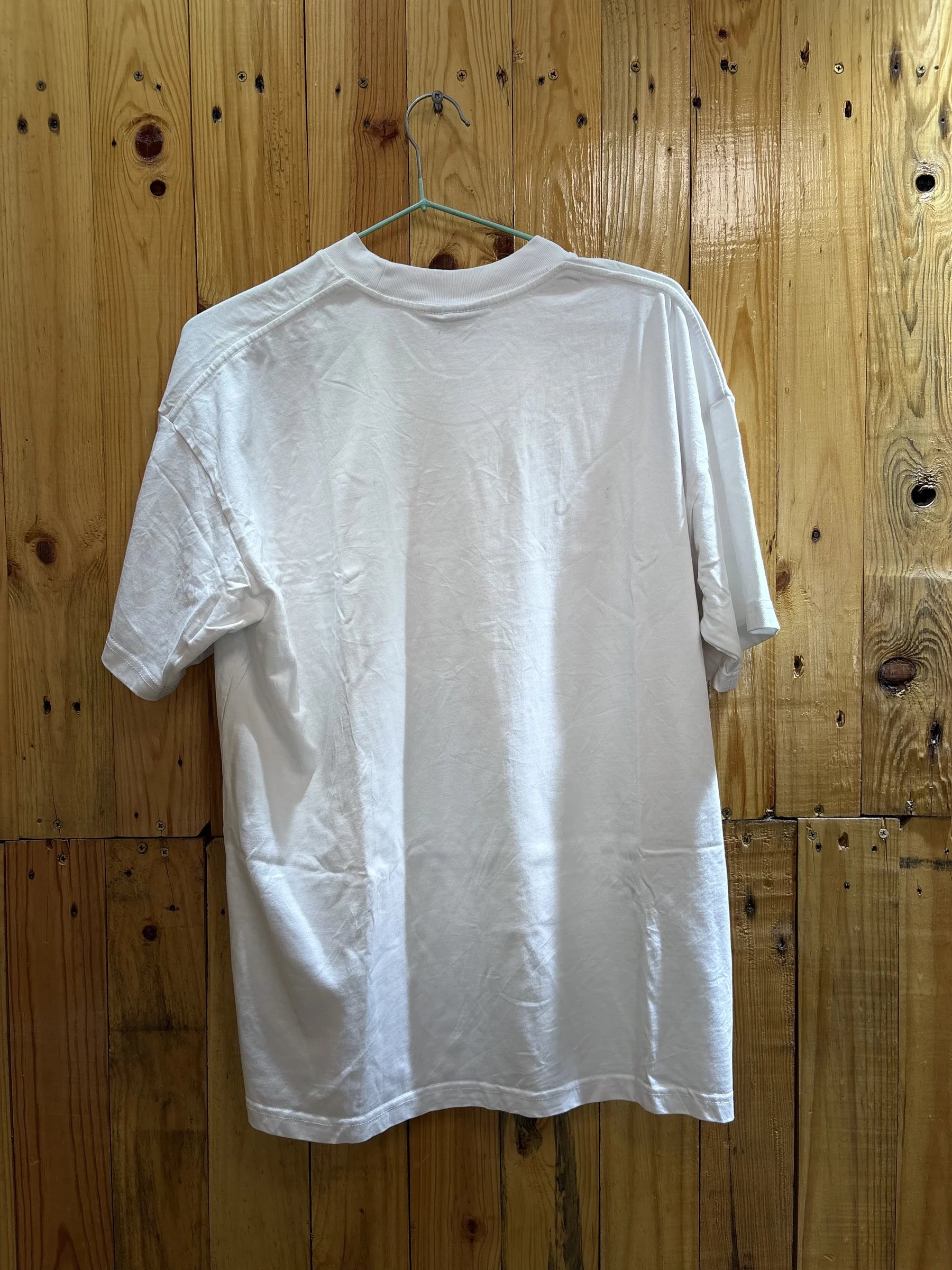 T-shirt blanc personnage rouge