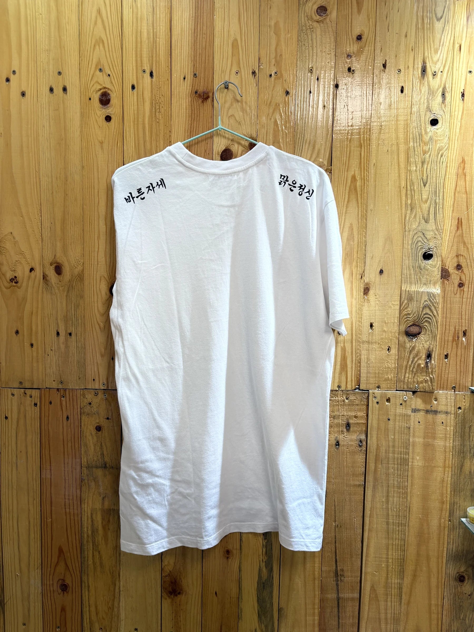 T-shirt blanc symboles col
