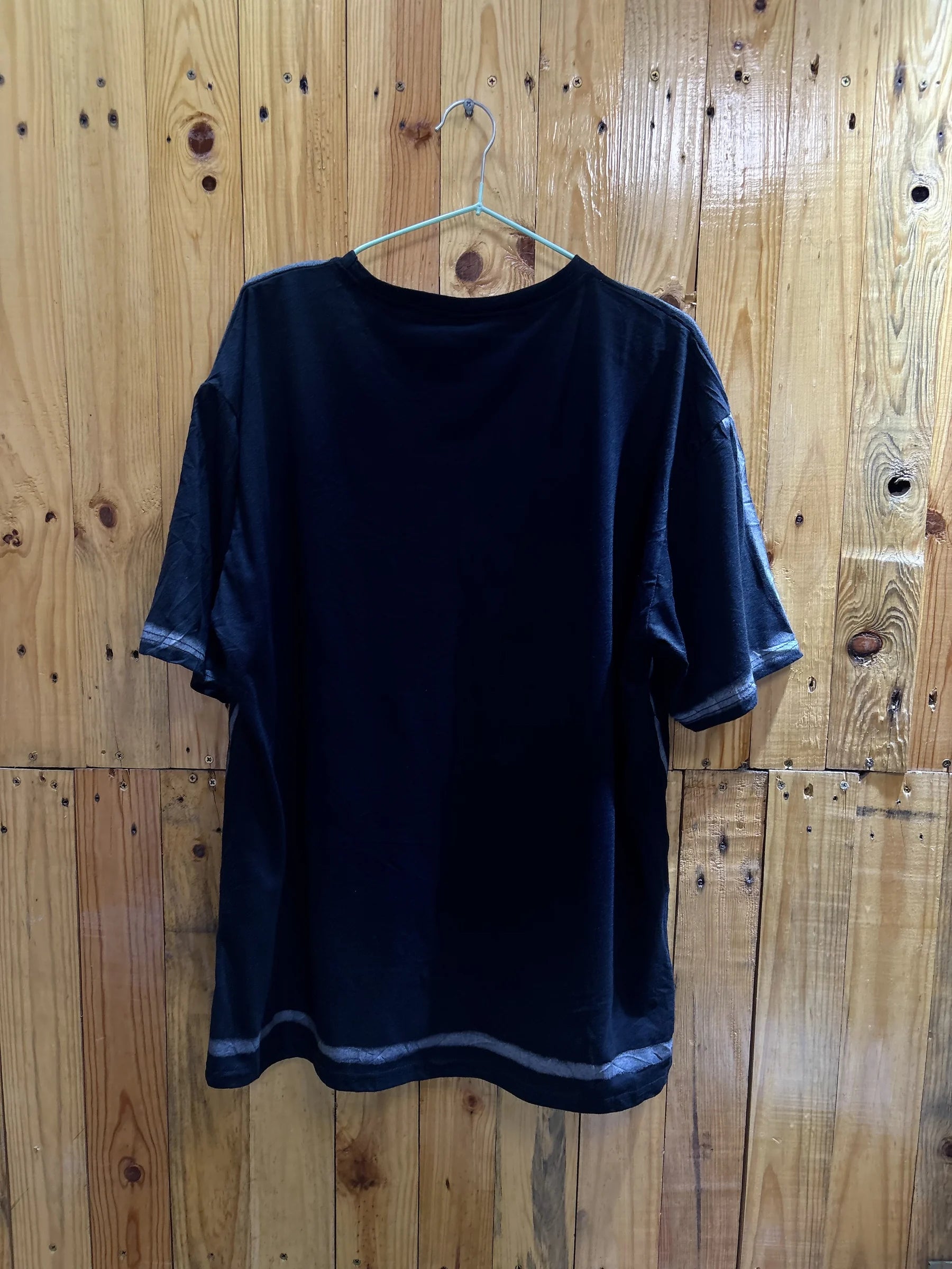 T-shirt noir illustration linéaire
