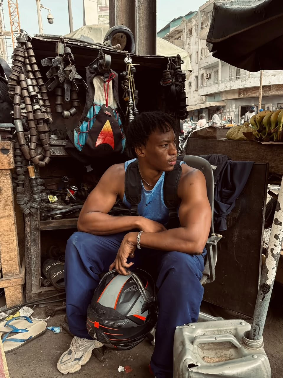 Abdourahmane Barry, Fondateur et CEO de MBEDD BI, dans les rues de Dakar